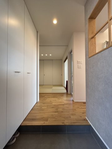 住み心地まで デザインされた家　熊本県熊本市北区高平の玄関|居室との調和を重んじた開放的な玄関。壁一面の収納には、ジャケット類も掛けられます。