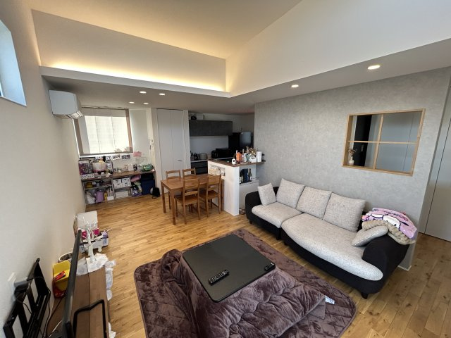 住み心地まで デザインされた家　熊本県熊本市北区高平の居間・リビング|吹抜と調光式の間接照明が織りなす光の演出。
開放的なリビングを、好みの雰囲気に仕上げてみませんか。