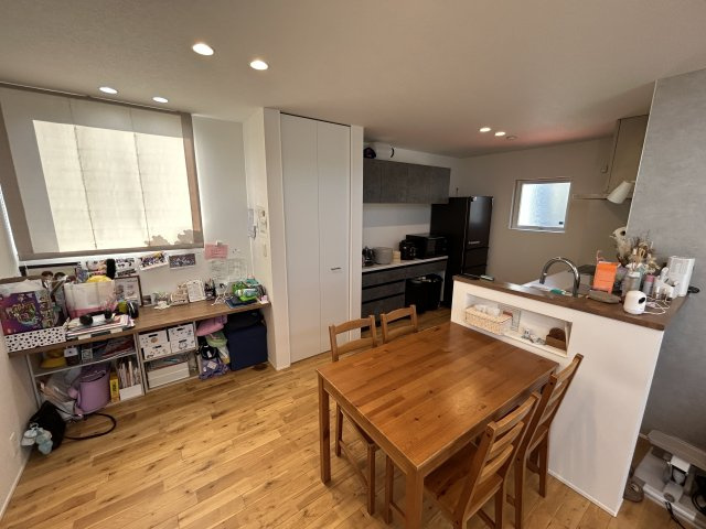 住み心地まで デザインされた家　熊本県熊本市北区高平のダイニング|どんなテーブルも馴染むダイニング。
窓下カウンターの窓には鉄板を仕込み、メモ等を貼れる工夫も。