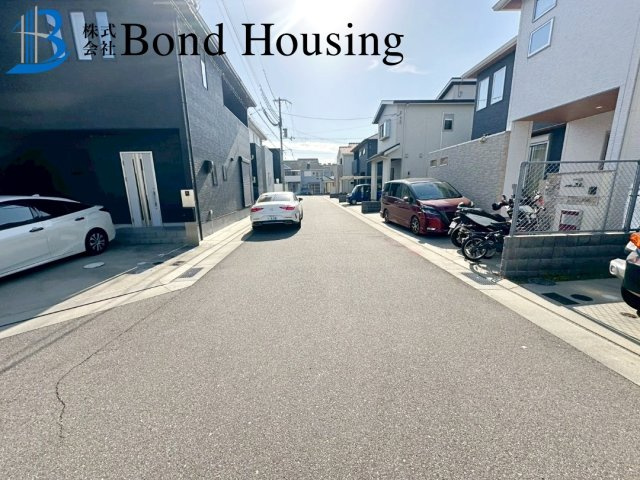 生活利便施設充実　伊川谷町有瀬　中古戸建の前面道路含む現地写真