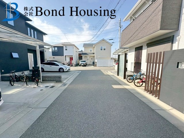 生活利便施設充実　伊川谷町有瀬　中古戸建の前面道路含む現地写真