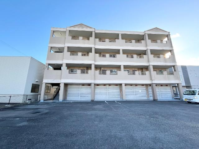 ニューレジデンスジュンの駐車場|外観写真（昼）