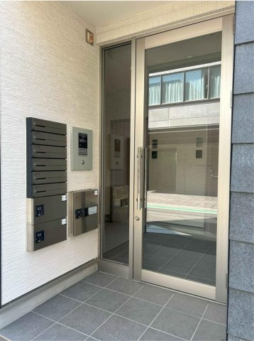 　【ラターシュ園田】　兵庫県尼崎市築浅1棟アパート「満室稼働中！」のエントランス