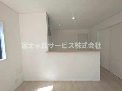 【キッチン】 | 浜松市浜名区細江町中川 3期 新築一戸建て | 前から見たキッチンです