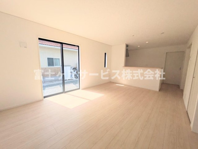 【居間・リビング】 | 浜松市浜名区細江町中川 3期 新築一戸建て | リビングダイニングです