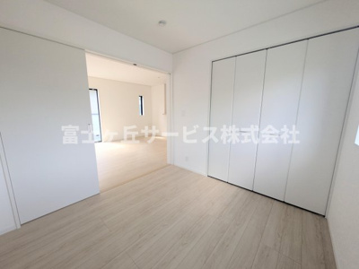 【洋室】 | 浜松市浜名区細江町中川 3期 新築一戸建て | リビング横の洋室です