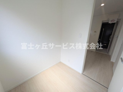 【洋室】 | 浜松市浜名区細江町中川 3期 新築一戸建て | 洗面所横にユーティリティルームがあります