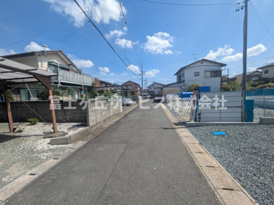 【前面道路含む現地写真】 | 浜松市浜名区細江町中川 3期 新築一戸建て | 前面道路です