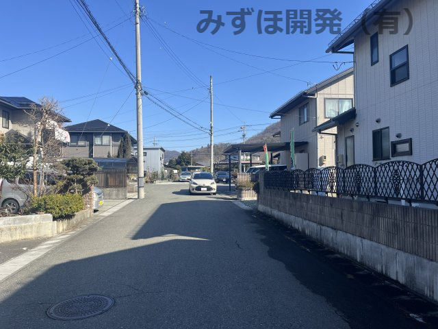山形県山形市大字大森990-14の前面道路含む現地写真|1/10撮影
接道は6ｍとゆったりとした広さがあり、駐車も安心◎