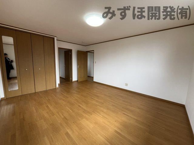 山形市千歳2丁目11-35の洋室|主寝室（別角度）
