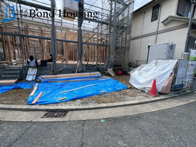 お車並列3台駐車可能・小中学校徒歩10分圏内　竹の台6期の前面道路含む現地写真