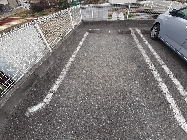 メゾンドエトワールの駐車場
