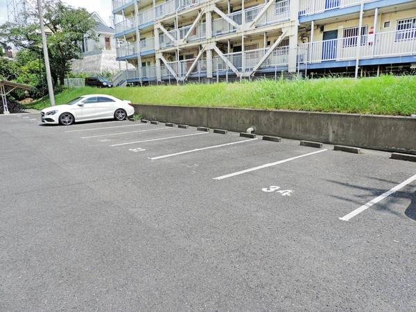 ビレッジハウス倉治2号棟の駐車場|駐車スペースもあります
