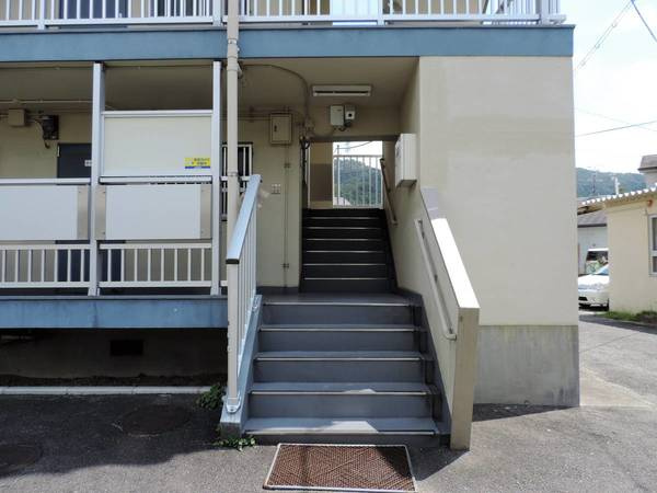 ビレッジハウス倉治2号棟のエントランス|エントランスです