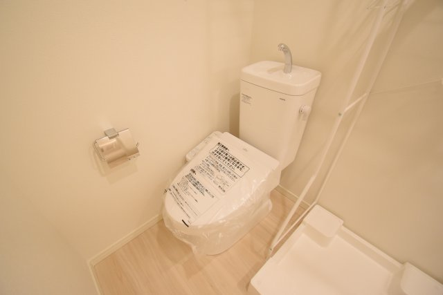 落ち着いた色調のトイレです