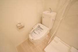 落ち着いた色調のトイレです