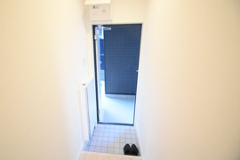 収納もある玄関です