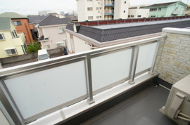 外からの目が気にならないバルコニーで洗濯物が干せます