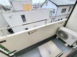 暖かな日差しのふりそそぐバルコニー