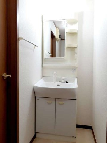 ゆったりとスペースのある洗面所