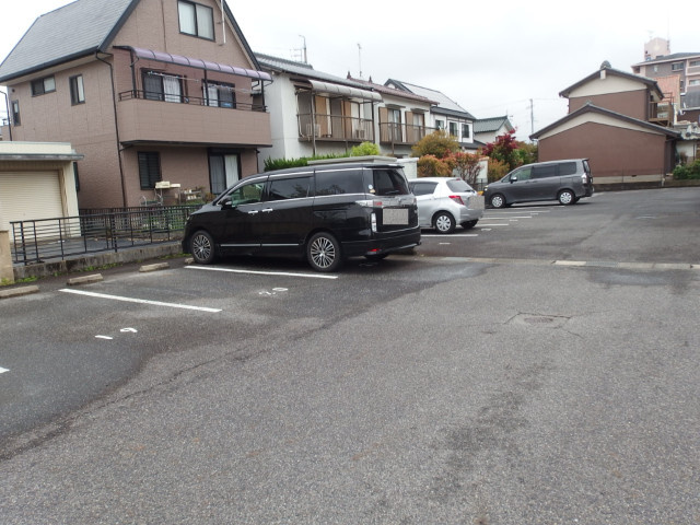 ハピネス西之坊の駐車場