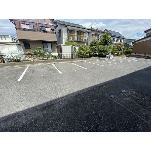 ハピネス西之坊の駐車場