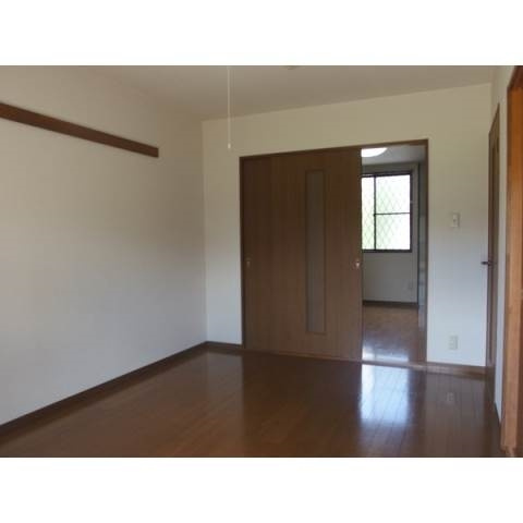 ハピネス西之坊の居間・リビング