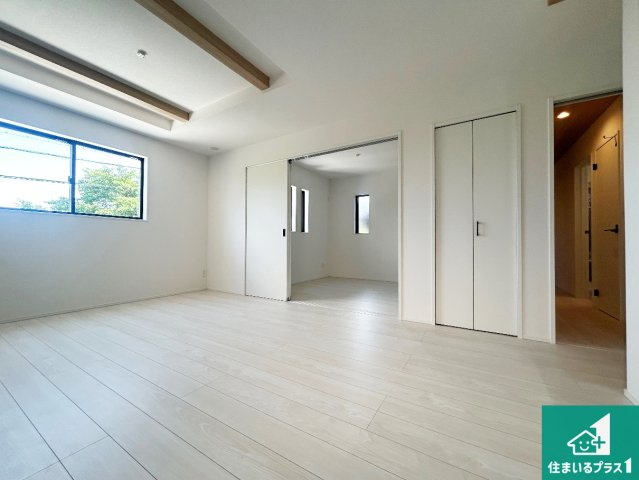 27日(土)28日(日)現地見学可能！　宝塚市中山五月台　限定1邸の居間・リビング|明るいリビングで朝の目覚めもスッキリできそう！対面キッチンでご家族のコミュニケーションも自然と増える設計！小さなお子様が遊ぶスペースを作っても広々とくつろげるLDK！
