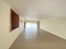 落ち着いた色調の寝室です