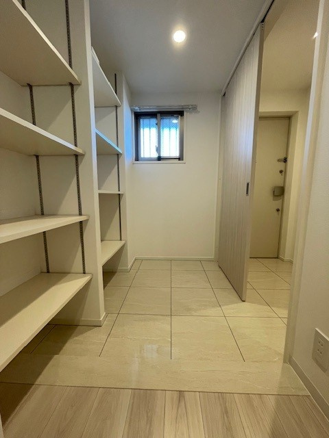 アルファスマート南田宮の玄関|玄関はシューズクロークがあり、そのまま洗面室へウォークスルー。