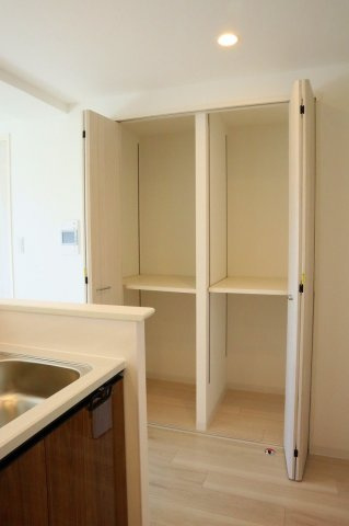 アルファスマート南田宮の収納|キッチン横には物入。
