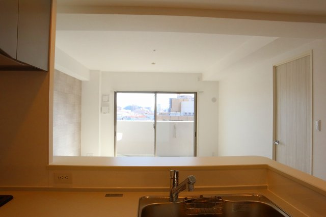 アルファスマート南田宮の居間・リビング|キッチンからの眺め