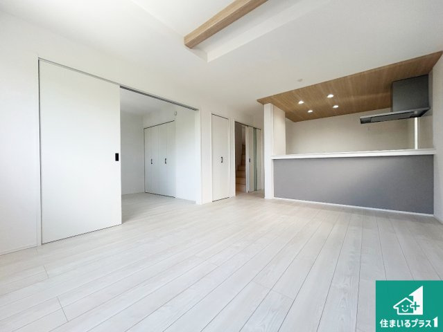 29日(土)30日(日)現地ご見学可能！　宝塚市中山五月台　限定1邸の居間・リビング|日当たり良好の明るいリビングで朝の目覚めもスッキリできそう！対面キッチンでご家族のコミュニケーションも自然と増える設計！小さなお子様が遊ぶスペースを作っても広々とくつろげるLDK！