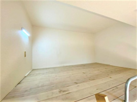 明るい色調の室内です