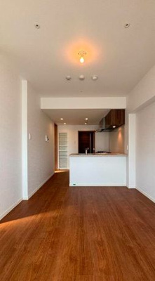 【居間・リビング】 | ルミーク浅草 | こちらの居間で趣味の時間をお楽しみください