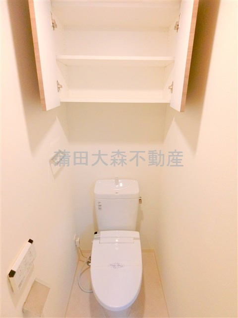CREVISTAクレヴィスタ多摩川六郷のトイレ|棚収納に温水洗浄便座付きのトイレ