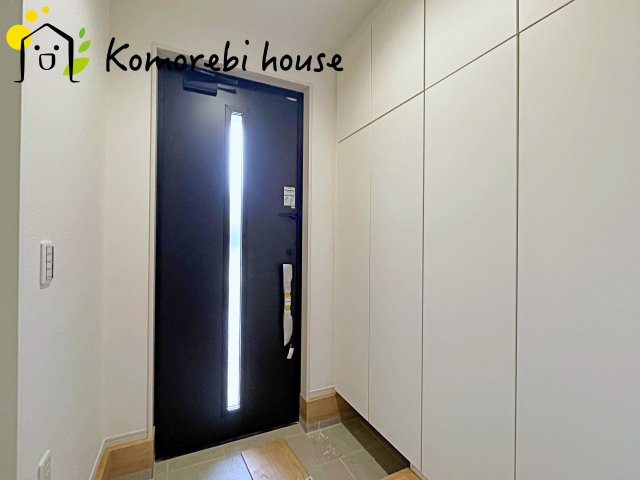 KIS上尾市井戸木8期　新築一戸建て　KEIAI GRACE　01の玄関|明るい玄関です