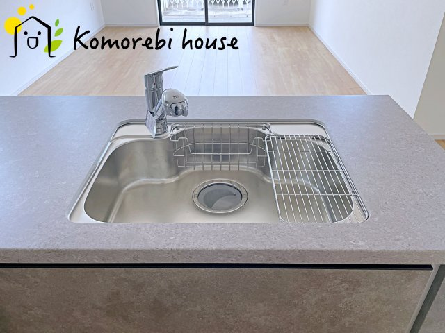 KIS上尾市井戸木8期　新築一戸建て　KEIAI GRACE　01のキッチン|コンパクトなキッチンで掃除もラクラク