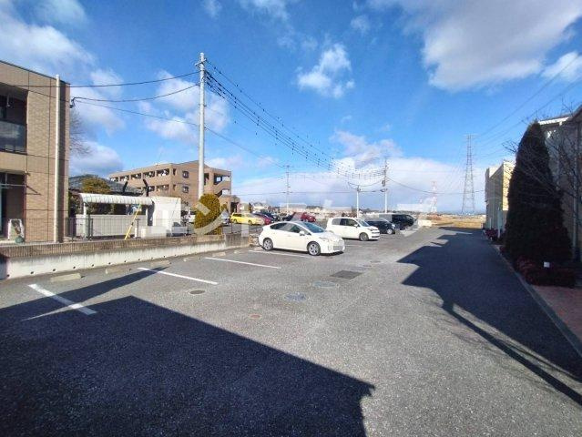 ミーティアの駐車場|高崎、前橋のお部屋探しはエンドスケープまで！お客様の理想お聞かせ下さい♪