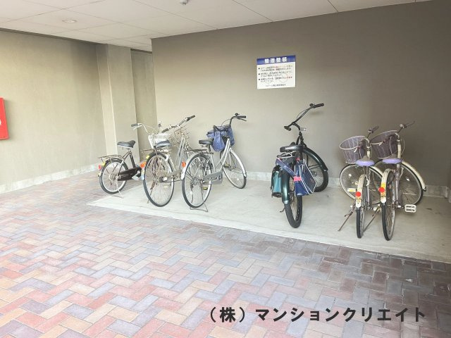 ロアール春日南の駐輪場