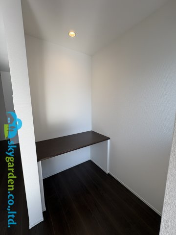 茅ヶ崎市今宿1期　新築戸建　全４棟１号棟の内装|リビング脇のワークスペース　仕事に、勉強に。