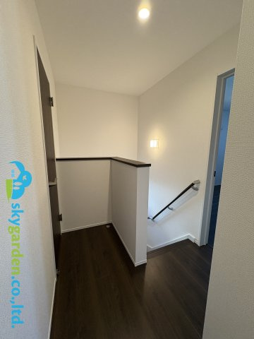 茅ヶ崎市今宿1期　新築戸建　全４棟１号棟の内装|二階の踊り場
