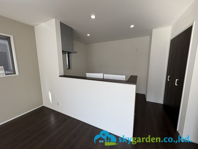 茅ヶ崎市今宿1期　新築戸建　全４棟１号棟の内装|会話が弾む対面キッチン