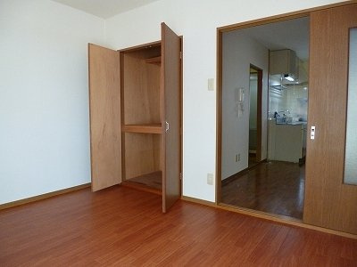 【居間・リビング】 | プロムナード菖蒲Ⅱ | ゆったりとした居間です