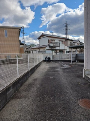 【駐車場】 | アヴェニールＮＩＳＨＩＫＩ | 駐車場に車を止められます