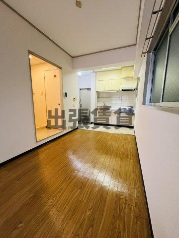 仲介手数料０円！シティライフ栄の居間・リビング