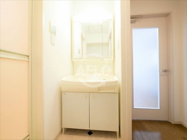 サザンパークスの独立洗面台|サザンパークス　三面鏡独立洗面台