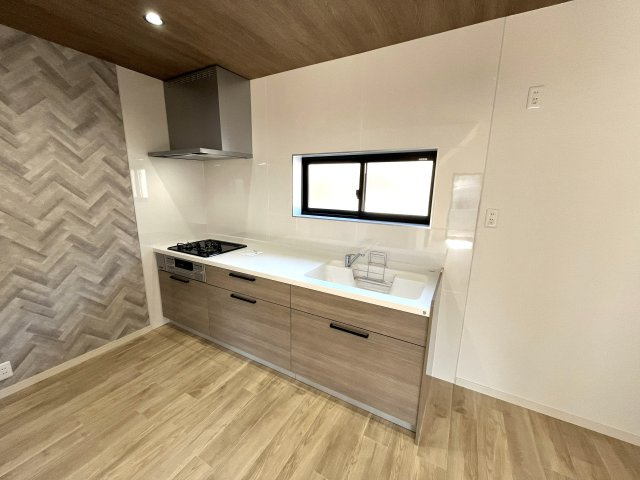 【キッチン】 | 仲介手数料無料！藤山小学校に通えるリフォーム済み中古住宅　宇部市上条５丁目 | 使い勝手の良いシステムキッチンで楽しくクッキング♪