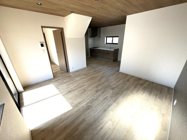 【居間・リビング】 | 仲介手数料無料！藤山小学校に通えるリフォーム済み中古住宅　宇部市上条５丁目 | ゆったりとしたリビングは家族の団らんがはずみますね♪