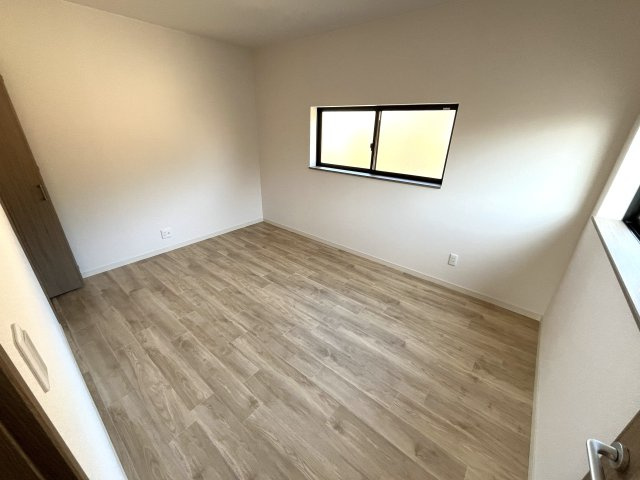 【洋室】 | 仲介手数料無料！藤山小学校に通えるリフォーム済み中古住宅　宇部市上条５丁目 | 落ち着いた色調の洋室です